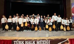 Bağlama kursiyerlerinden halk müziği konseri