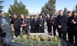 Bakan Çiftçi, Neşet Ertaş'ın kabrini ziyaret etti