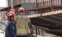 Yıkım sırasında platform yola çöktü: 3 yaralı