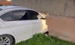 Otomobil ihata duvarına çarptı: 1 yaralı