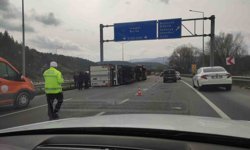 Kontrolden çıkan tır devrildi