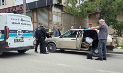 Genç otomobilin içinde ölü bulundu