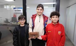 Çocuklardan örnek davranış: Buldukları cüzdanı sahibine ulaştırdılar