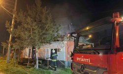 Dumanı görüp terk ettiği evi alevlere teslim oldu