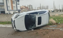 Niğde’de otomobil yan yattı: 1 yaralı