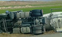 Niğde’de kontrolden çıkan tanker yan yattı