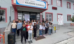 Niğde’de öğrencilerden öğretmenlere şarkı armağanı