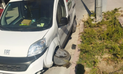 Niğde’de hafif ticari araç orta refüje çarptı