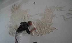 Genç sanatçı alçıyla duvarları resim tablosuna dönüştürüyor