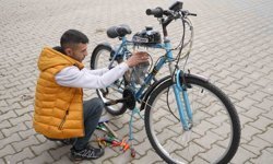 İkinci el bisiklet satın aldı, topladığı malzemelerle mobilete çevirdi