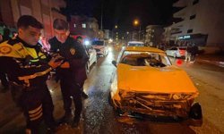 Işıklarda bekleyen araca otomobil arkadan çarptı