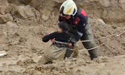 Çamura saplanan çocukları itfaiye kurtardı