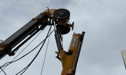 İnşaat kulübesinin üzerine vinç düştü