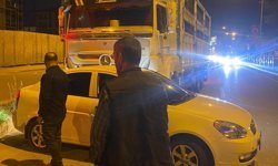 Kamyon otomobili sürükledi