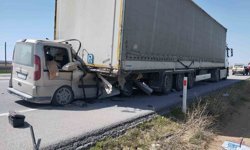 Hafif ticari araç tırın dorsesine ok gibi saplandı