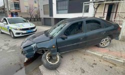 Kontrolden çıkan otomobil kaldırıma çıktı