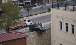 Kontrolden çıkan araç istinat duvarında asılı kaldı
