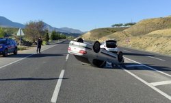 Kontrolden çıkan otomobil takla atıp ters döndü
