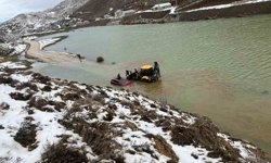 Göle dönen yayla yolunda araçta mahsur kalan aile kurtarıldı