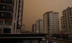 Çöl tozu etkili oldu, sağanakla birlikte çamur yağdı