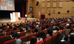 Mesleki tecrübelerini aday öğretmenlerle paylaştı