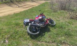 Motosiklet trafik tabelasına çarptı