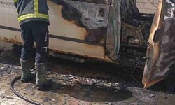 Park halindeki minibüs alev alev yandı