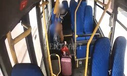 Otobüsü ambulansa çevirdi, bayılan öğrenciyi hastaneye taşıdı