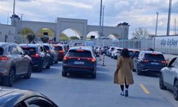 Saatlerdir karşıya geçmeyi bekliyorlar