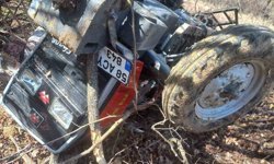 Traktör devrildi, 2 kardeşten 1'i öldü