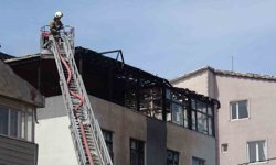 Alevler binaları sardı: İki evin çatısı küle döndü