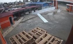 Etkili olan rüzgar bir iş yerinin çatısını uçurdu