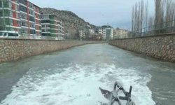 Traktörün suda gidişi ilgi çekti