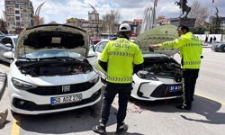 Niğde’de yolda kalan sürücüye trafik polislerinden yardım