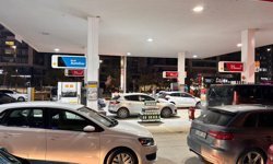 Akaryakıt istasyonlarında zam öncesi yoğunluk yaşandı