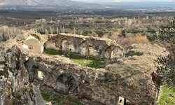 Niğde’de yıkık Dermason Kilisesi zamana direniyor