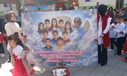 Şehit öğretmen ve öğrenciler için balonlar gökyüzüne bırakıldı