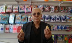 Küçük eller oyuncağı bıraktı ekrana tutundu