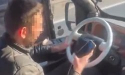 Yolcu dolu dolmuşta bir yandan telefona baktı, diğer yandan aracı kullandı