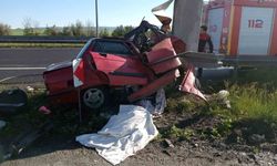 Otomobil yön direğine çarptı: 2 ölü, 1 yaralı