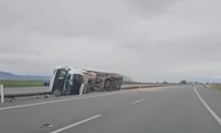 Niğde'de tır orta refüje devrildi