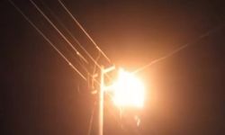 Nar Mahallesi'nde elektrik direği yandı
