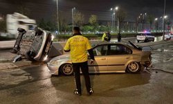 Kayseri'de otomobil park halindeki araca çarpıp yan yattı: 2 yaralı