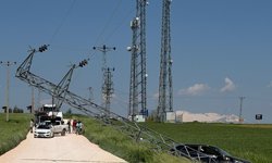 Kontrolden çıkan otomobil elektrik direğine çarparak durabildi