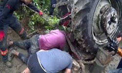 Devrilen traktörün sürücüsü 1 saatlik çalışmayla kurtarıldı