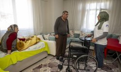 Engellilere tekerlekli sandalye ve hasta bezi desteği