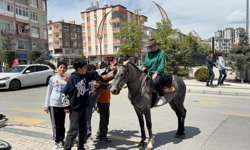 Niğde’de atıyla dolaşan vatandaş ilgi odağı oldu