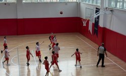 Niğde’de öğrenciler basketbol müsabakasında karşı karşıya geldi