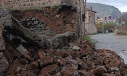Niğde’de sağanak yağış metruk binaları yıktı