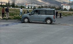 Hafif ticari araç ile otomobil çarpıştı, 1 kişi yaralandı
